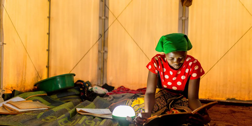 Tanzania_refugee-woman-studying