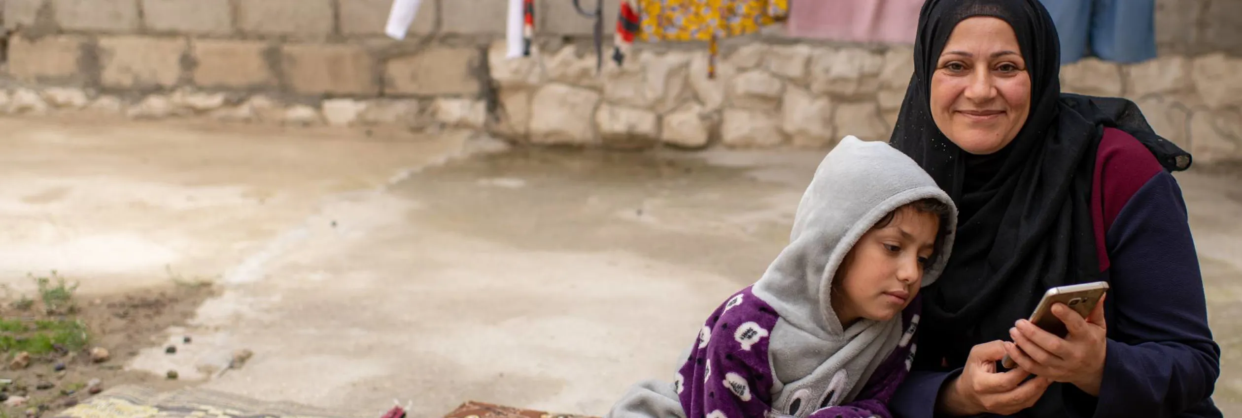 jordan_nawal-and-her-daughter-looking-at-phone