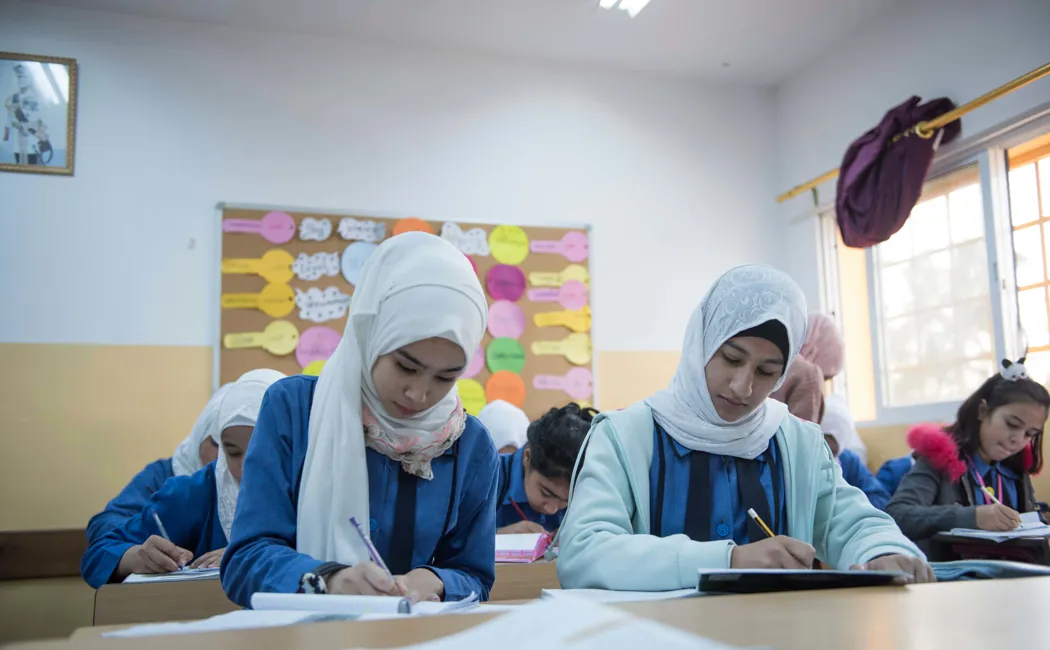 banner_jordan_aryam-and-students-in-class