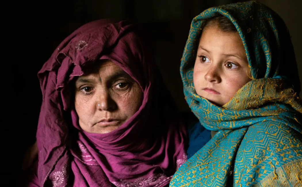 Afghanistan_Hakima-and-child