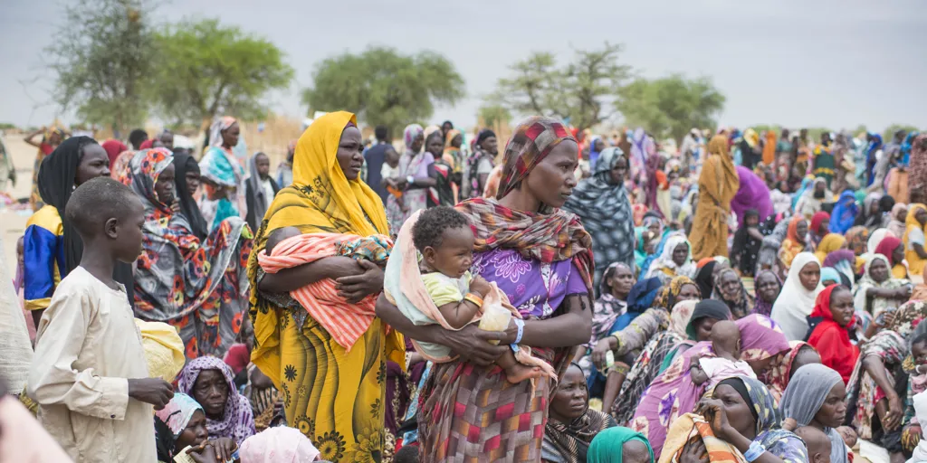Hundreds of newly arrived Sudanese refugees wait for the distribution of UNHCR relief kits