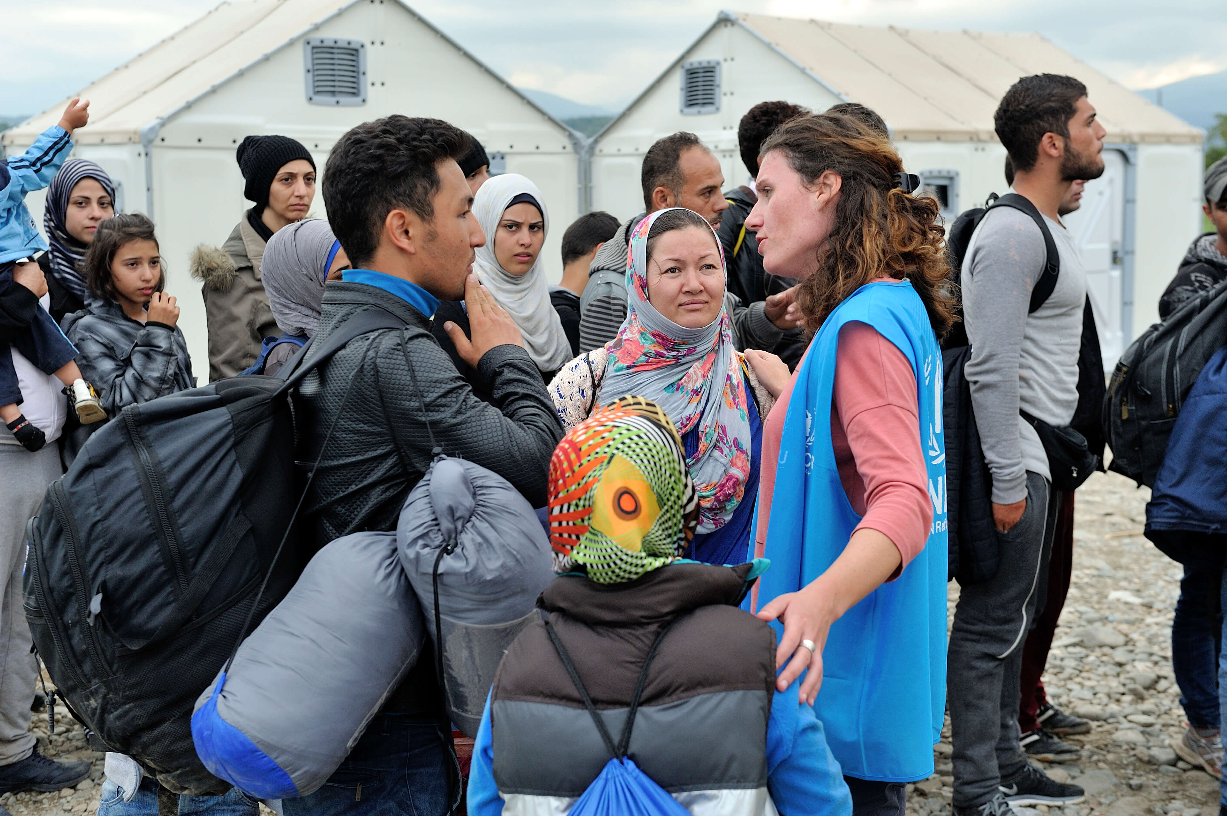 Macedonia_UNHCR-staff-assisting-Afghan-refugees