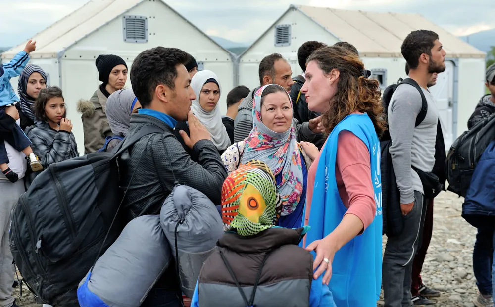 Macedonia_UNHCR-staff-assisting-Afghan-refugees