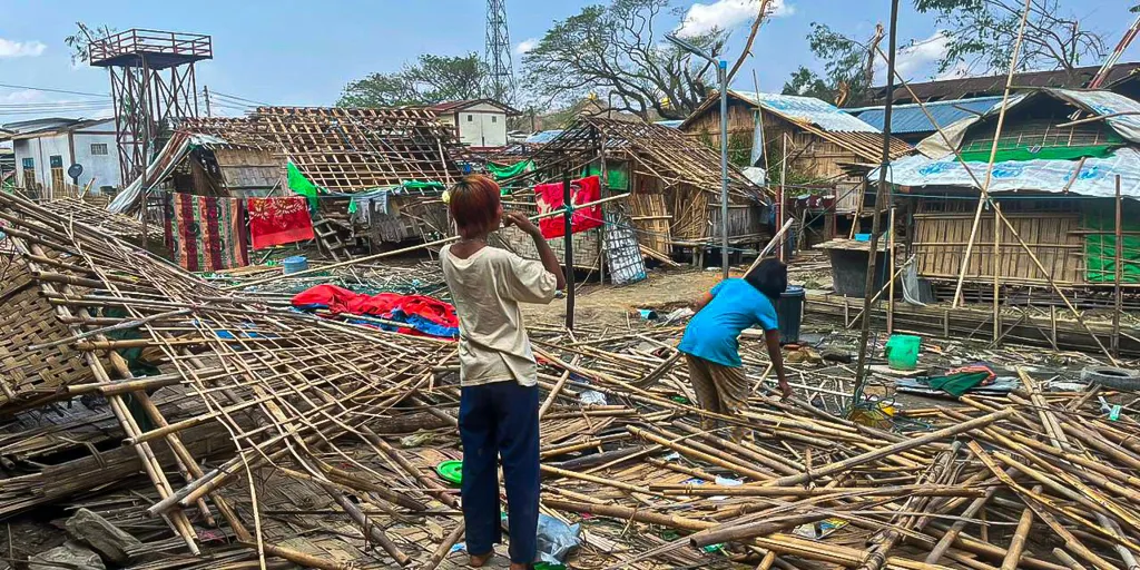 Bangladesh_cyclone-mocha-destoyed-shelters