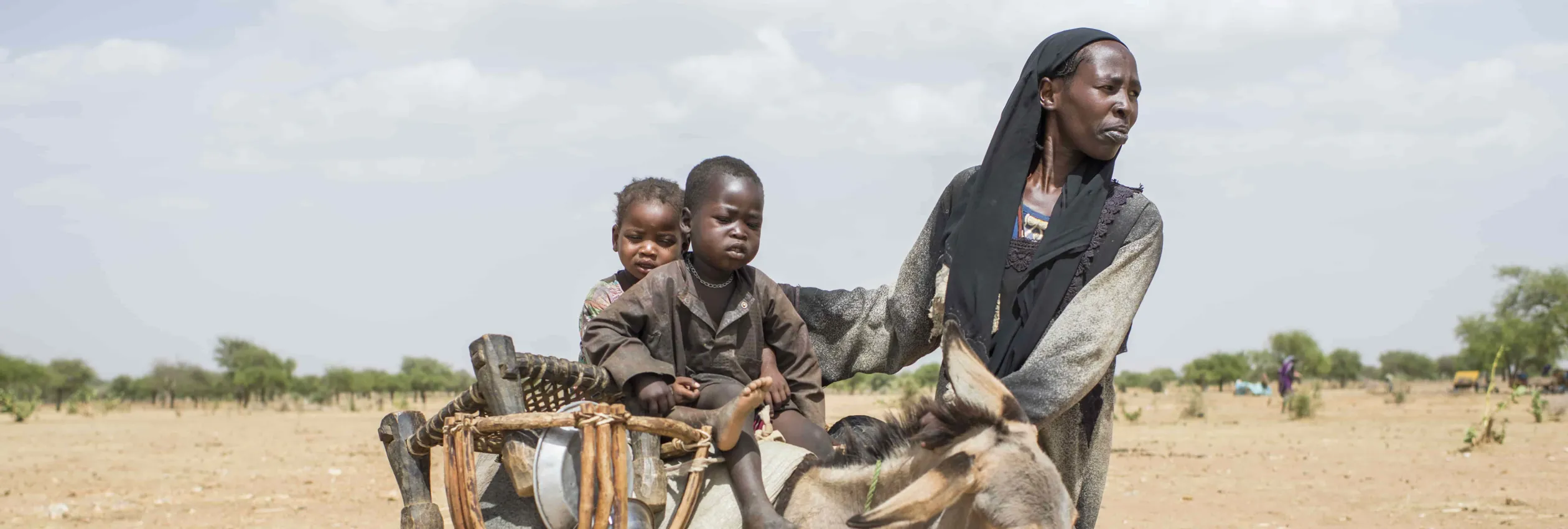 Sudan_Ashta-flees-Darfur-with-her-six-children