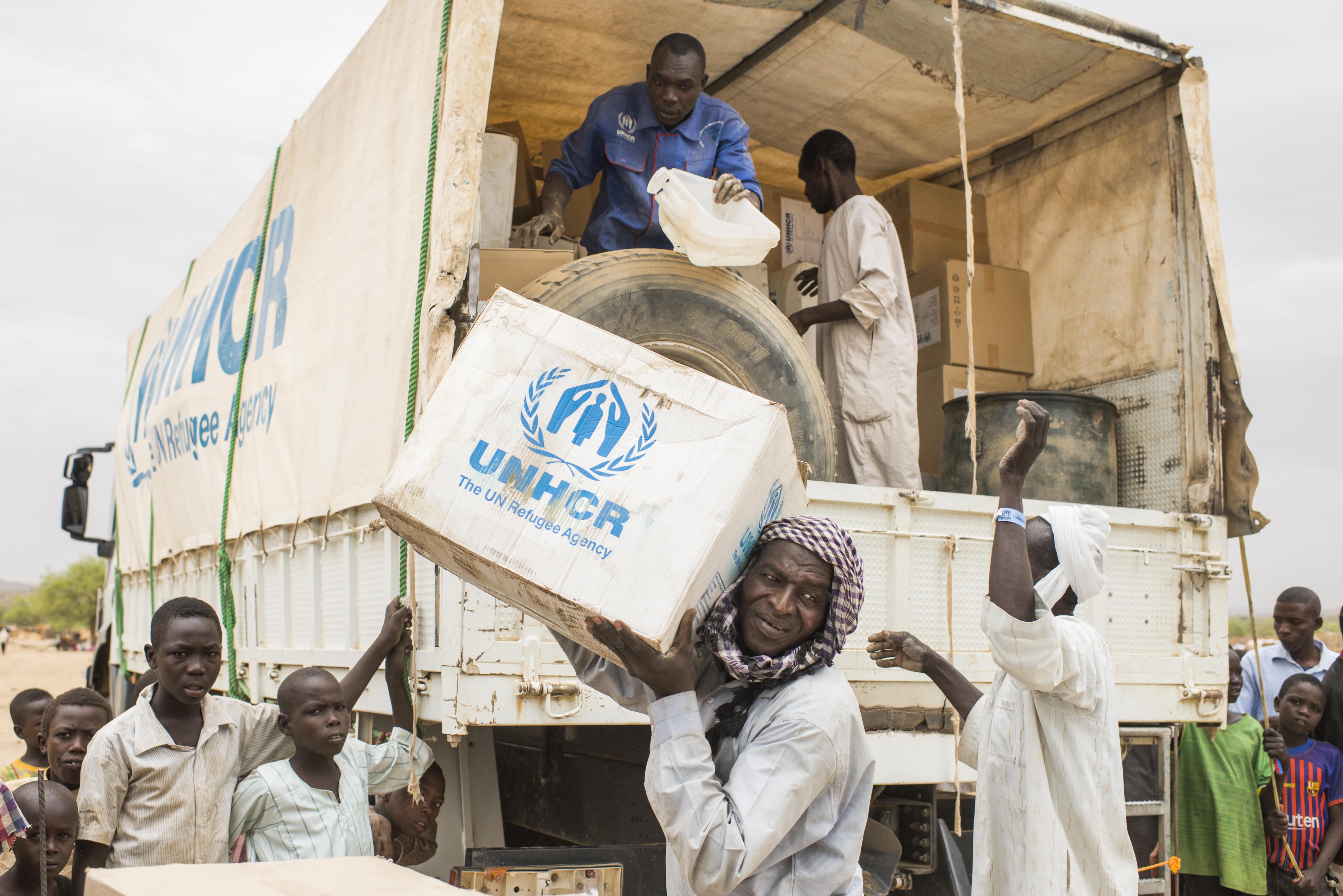 CHAD_Hundreds of newly arrived Sudanese refugees wait for the distribution of UNHCR relief kits