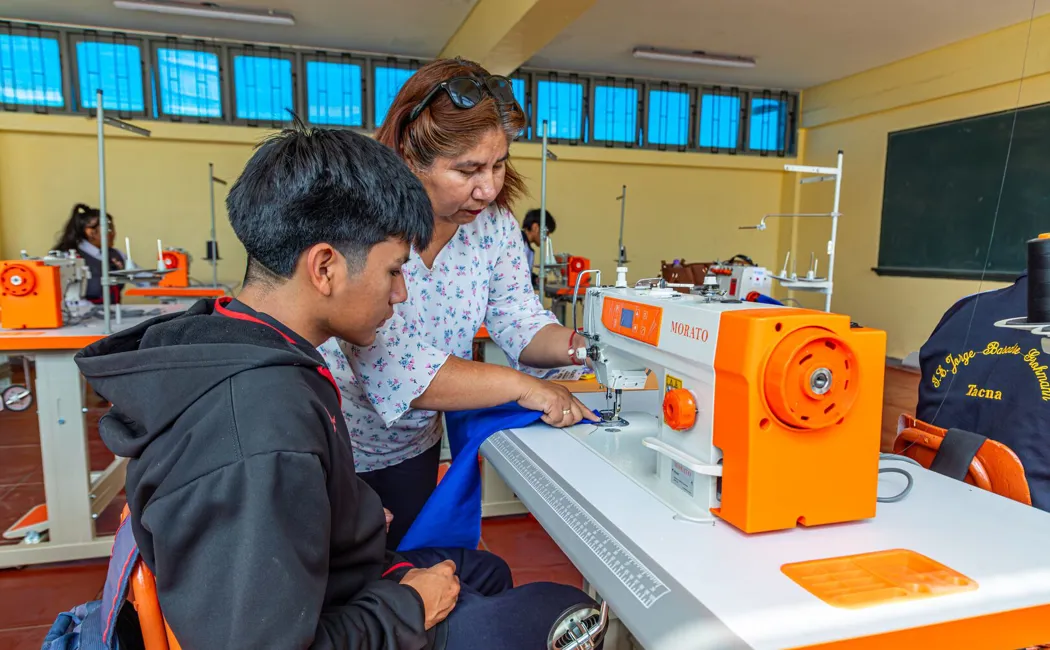 Peru_refugee-and-local-teenagers-learn-to-sew