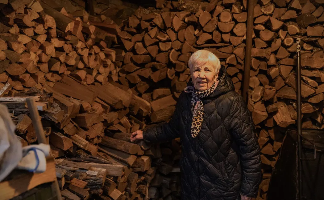 Ukraine_Ievhenia-receives-cash-assistance