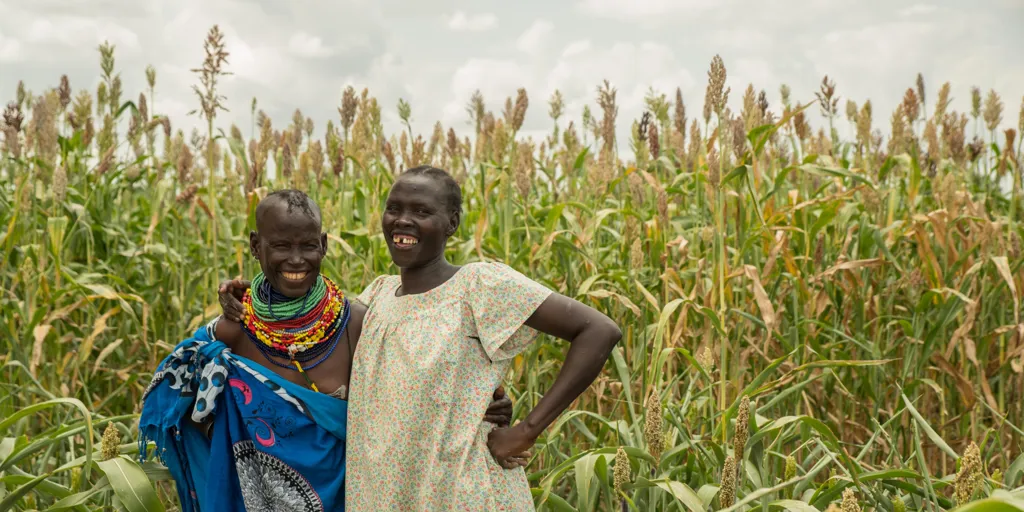 kenya_two-refugees-at-a-agricultural-project