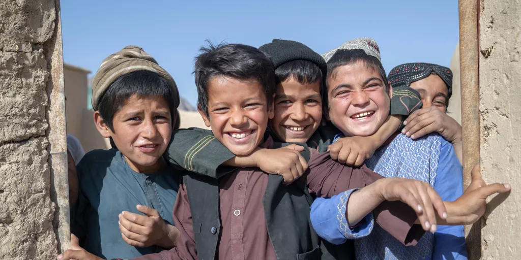 Afghanistan_children-smiling-and-playing